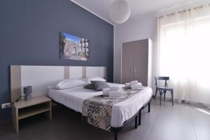 sypialnia z łóżkiem, stołem i oknem w obiekcie B&B Le Porte Del Centro w mieście Palermo