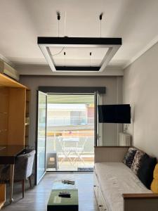 Televisi dan/atau pusat hiburan di Chic & Cozy Apartment