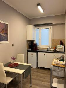 eine kleine Küche mit einem Tisch und einer Arbeitsplatte in der Unterkunft Chic & Cozy Apartment in Thessaloniki