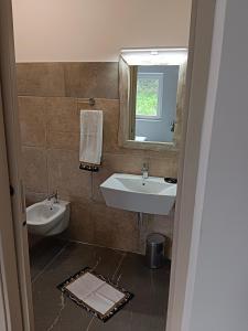 y baño con lavabo y espejo. en Villa Aurea en Papasidero