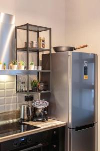 eine Küche mit einem Kühlschrank aus Edelstahl und einem Mixer in der Unterkunft Home Cinema at the center of Thessaloniki in Thessaloniki