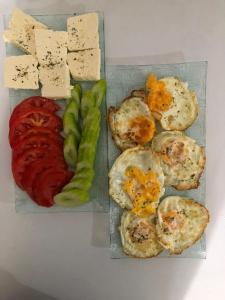 um recipiente de plástico com ovos, legumes e queijo em Bujtina Sherifaj em Valbonë