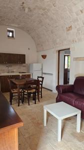 アルベロベッロにあるVacanza In Pugliaのリビングルーム(ソファ、テーブル付)