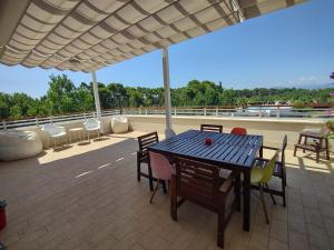 patio con tavolo e sedie sul tetto di Interno H10 - Olimpia Residence a Policoro