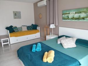 1 dormitorio con 2 camas y manta azul en Chambre d'hôtes à 10 mn au sud d'Auch, en Orbessan