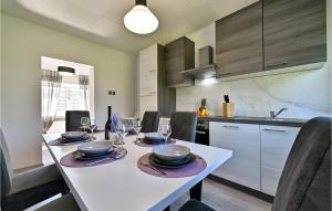 una cocina con una mesa con platos y copas de vino en Beautiful Home In Zelezna Gora With Kitchen, en Grabrovnik