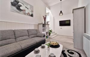 sala de estar con sofá y mesa en Beautiful Home In Zelezna Gora With Kitchen, en Grabrovnik