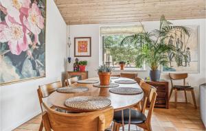 comedor con mesa de madera y sillas en Nice Home In Hjer With House A Panoramic View en Højer