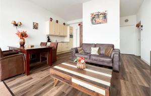 uma sala de estar com um sofá e uma mesa em Bungalowpark Wijdland - Aak em Bunschoten