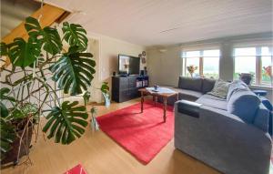 sala de estar con sofá y alfombra roja en 3 Bedroom Nice Home In Fjrs, en Fjärås