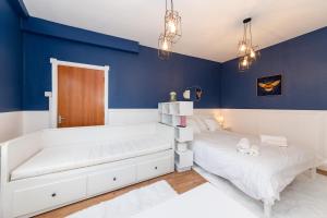 a bedroom with two beds and blue walls at Free Parking Guaranteed Weekly & Monthly Stay Savings Close to Reading Station in Reading