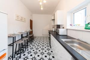 a kitchen with a black and white tile floor at Free Parking Guaranteed Weekly & Monthly Stay Savings Close to Reading Station in Reading