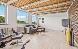 sala de estar con sofá y TV en 2 Bedroom Amazing Apartment In Krus, en Kruså