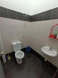 La salle de bains est pourvue de toilettes et d'un lavabo. dans l'établissement Mira Homestay Gurun - Pendang, à Pendang