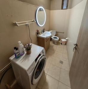 y baño con espejo y lavadora. en Leonidas Private Apartment in Sparta, en Esparta