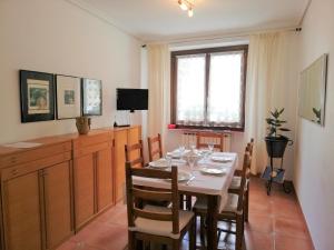 comedor con mesa, sillas y ventana en Casa Rural Reparaz, en Arbizu