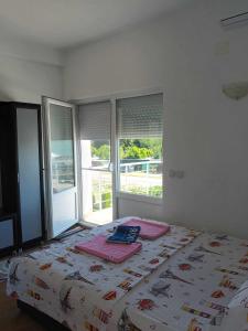 sypialnia z łóżkiem z laptopem w obiekcie Krapce - Lake View Apartments w mieście Star Dojran