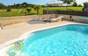 - une piscine avec une chaise et un parasol dans l'établissement Nice Home In Blis Et Born With Kitchenette, à Blis-et-Born