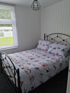 Postel nebo postele na pokoji v ubytování Pebbles 27 Woodlands Park