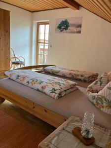 1 dormitorio con 2 camas y mesa en Ferienwohnung Auersbergsreut en Haidmühle