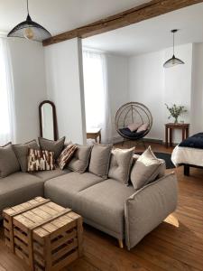 sala de estar con sofá y mesa en Un Petit Château, en Lauzun