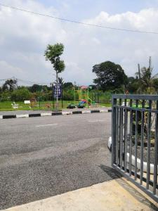 una puerta al lado de una carretera con un parque infantil en Mira Homestay Gurun - Pendang, en Pendang