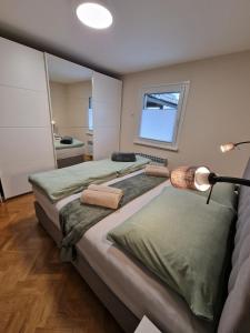 1 dormitorio con 2 camas y ventana en Villa Vili, en Limbuš