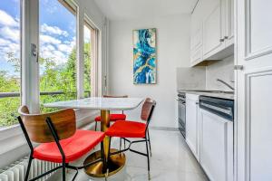 une cuisine avec une table et des chaises ainsi qu'une fenêtre dans l'établissement Panoramic Garden Studio, à Veytaux