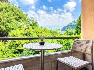 d'une table et de deux chaises sur un balcon avec vue. dans l'établissement Panoramic Garden Studio, à Veytaux