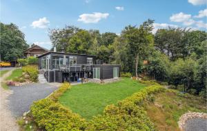 - une vue sur l'extérieur d'une maison avec un jardin dans l'établissement Stunning Home In Brkop With House Sea View, à Børkop