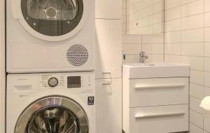 uma máquina de lavar roupa na casa de banho com um lavatório em Lovely Apartment In Geilo With Wifi em Geilo