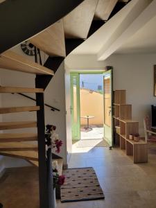 ein Wohnzimmer mit einer Treppe und Strandblick in der Unterkunft Gîte l'atelier de Phil et Delfe in Sainte-Cécile-les-Vignes