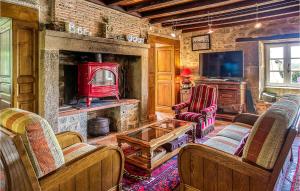 sala de estar con chimenea y estufa roja en Gorgeous Home In Augignac With Kitchen en Augignac