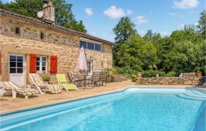 uma villa com piscina em frente a uma casa em Gorgeous Home In Augignac With Kitchen em Augignac