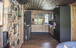 cocina con pared de piedra en 3 Bedroom Beautiful Home In Rauland en Rauland