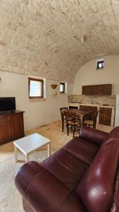 sala de estar con sofá y mesa en Vacanza In Puglia, en Alberobello