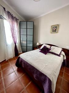 - une chambre avec un lit et une grande fenêtre dans l'établissement Villa Grazalema casa rural con encanto, à Grazalema