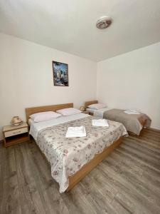 Postel nebo postele na pokoji v ubytování Apartments Aniko Šarić