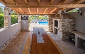 Bazén v ubytovaní Three-Bedroom Holiday Home In Buje alebo v jeho blízkosti