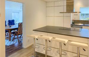Kuhinja oz. manjša kuhinja v nastanitvi Beautiful Home In Mjlby With Ethernet Internet