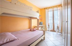 una camera con un letto a castello e una grande finestra di Amazing Apartment In Palma Campania With Kitchen a Palma Campania