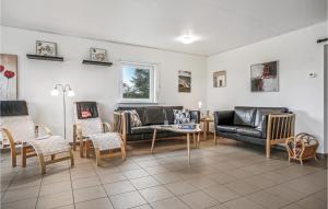 uma sala de estar com sofás, uma mesa e cadeiras em Nice Home In Vesls With 2 Bedrooms And Wifi em Øsløs