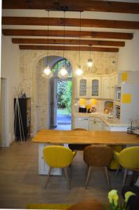 una cocina con una gran mesa de madera y sillas en Le Chateau, en Évian-les-Bains