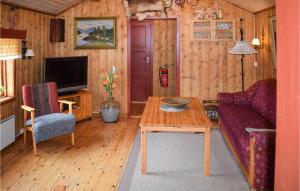 ein Wohnzimmer mit einem Sofa und einem Tisch in der Unterkunft Nice Home In Rauland With Kitchen in Rauland