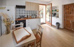 eine Küche mit einem Tisch und Stühlen im Zimmer in der Unterkunft Lovely Home In Marsanne With Outdoor Swimming Pool in Marsanne