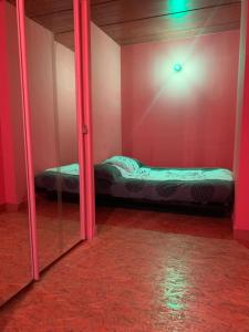 a reflection of a bed in a room with a mirror at Évasion du préhaut in Tournehem