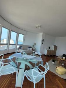 een woonkamer met een tafel en stoelen bij Piso con vistas al mar. Apartamento Miramar in San Cibrao