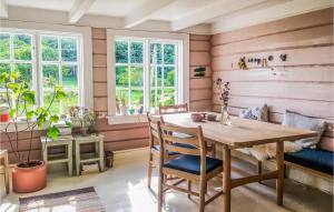 una sala da pranzo con tavolo e sedie in legno di Awesome Home In Farsund With House Sea View a Farsund