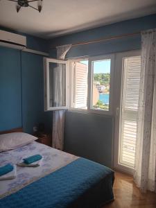 A bed or beds in a room at Apartman Tisno