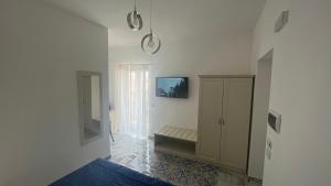 biały korytarz z ławką w pokoju w obiekcie B&B Centro Storico w mieście Diamante